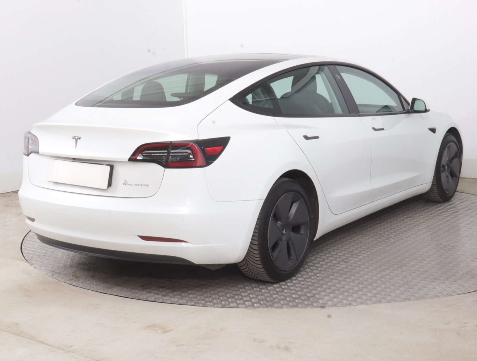 Tesla Model 3 Long Range AWD – fotografie 7