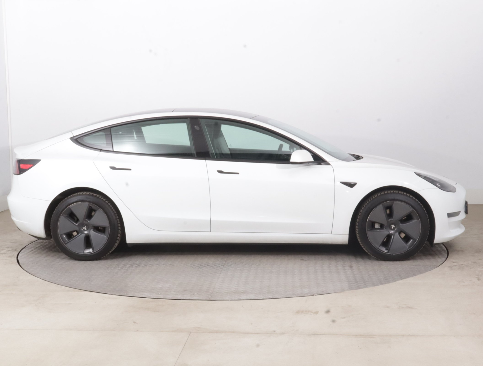 Tesla Model 3 Long Range AWD – fotografie 8