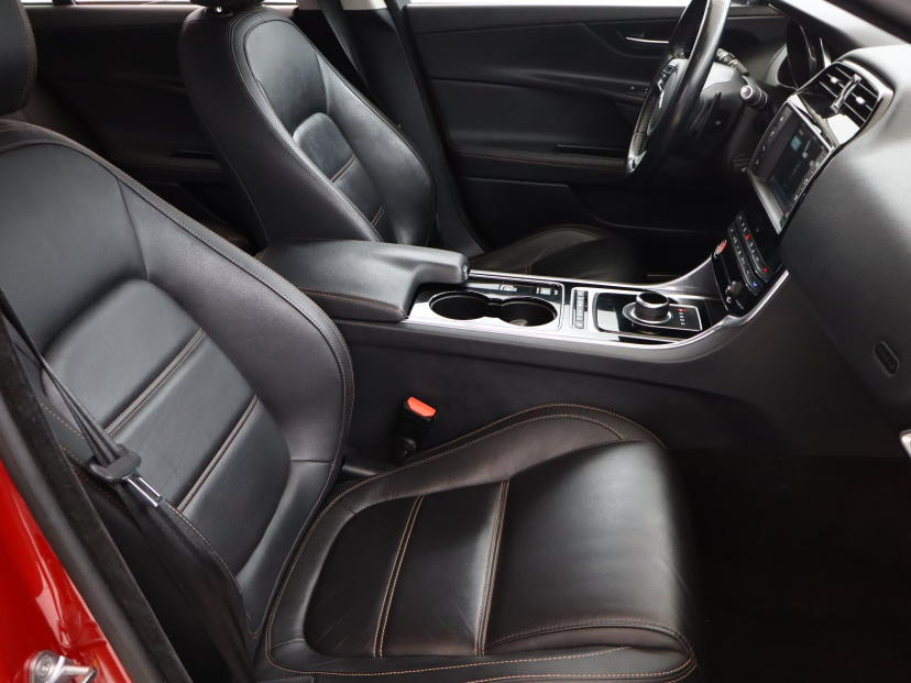Jaguar XE, 2016
