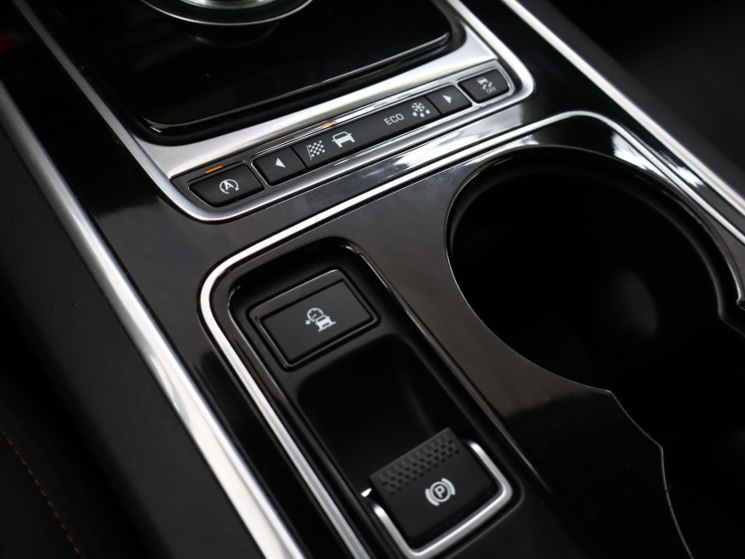 Jaguar XE, 2016