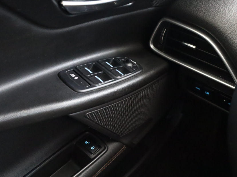 Jaguar XE, 2016