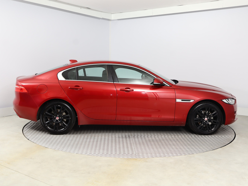 Jaguar XE, 2016