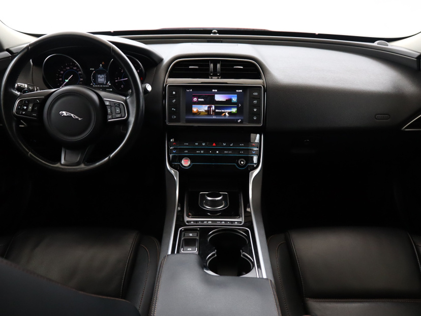 Jaguar XE, 2016