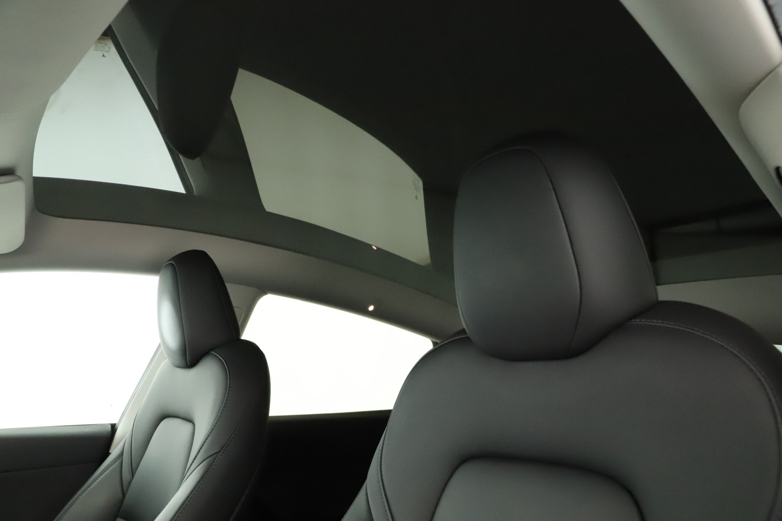 Tesla Model Y Long Range AWD – fotografie 16