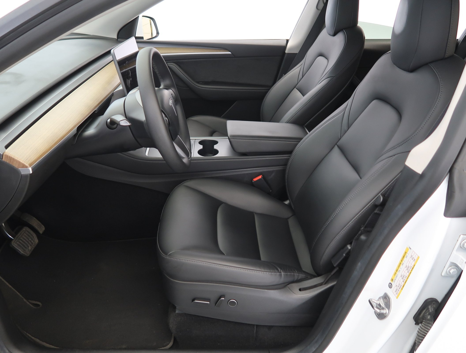 Tesla Model Y Long Range AWD – fotografie 16