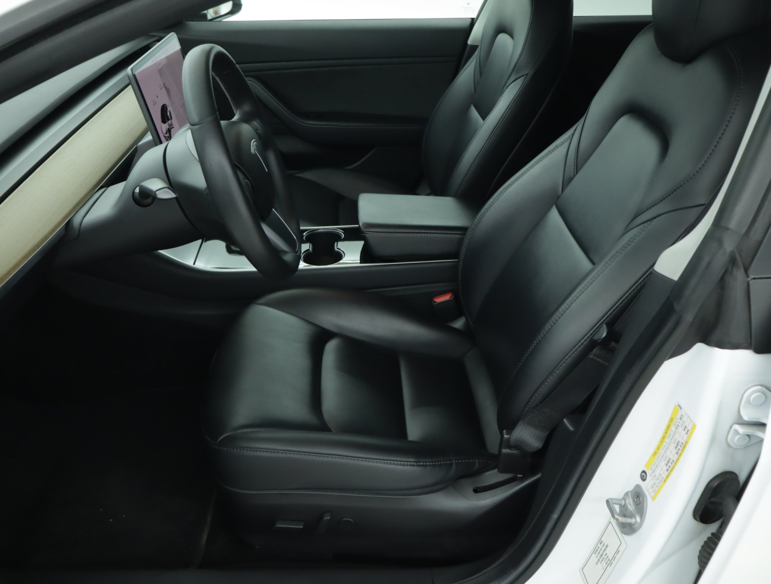 Tesla Model 3 Long Range AWD – fotografie 16