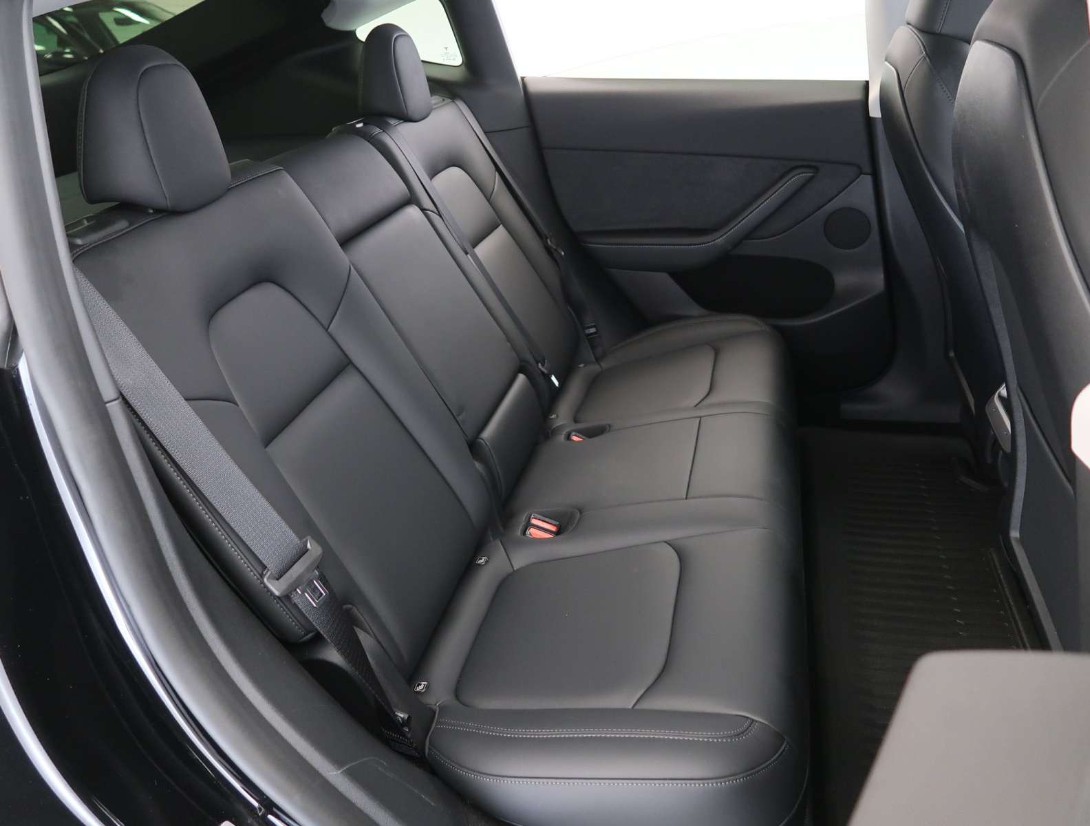Tesla Model Y Standard Range – fotografie 13