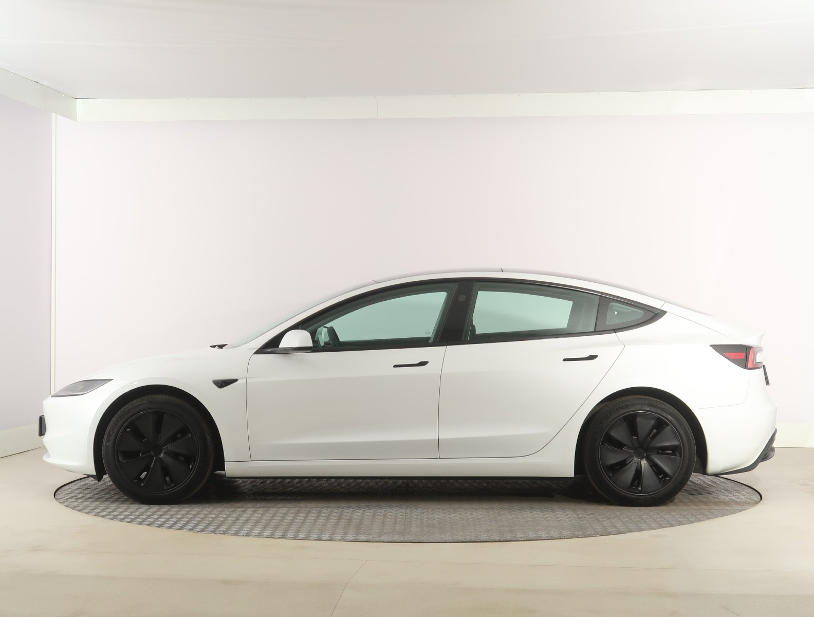 Tesla Model 3 Standard Range Plus – fotografie 4