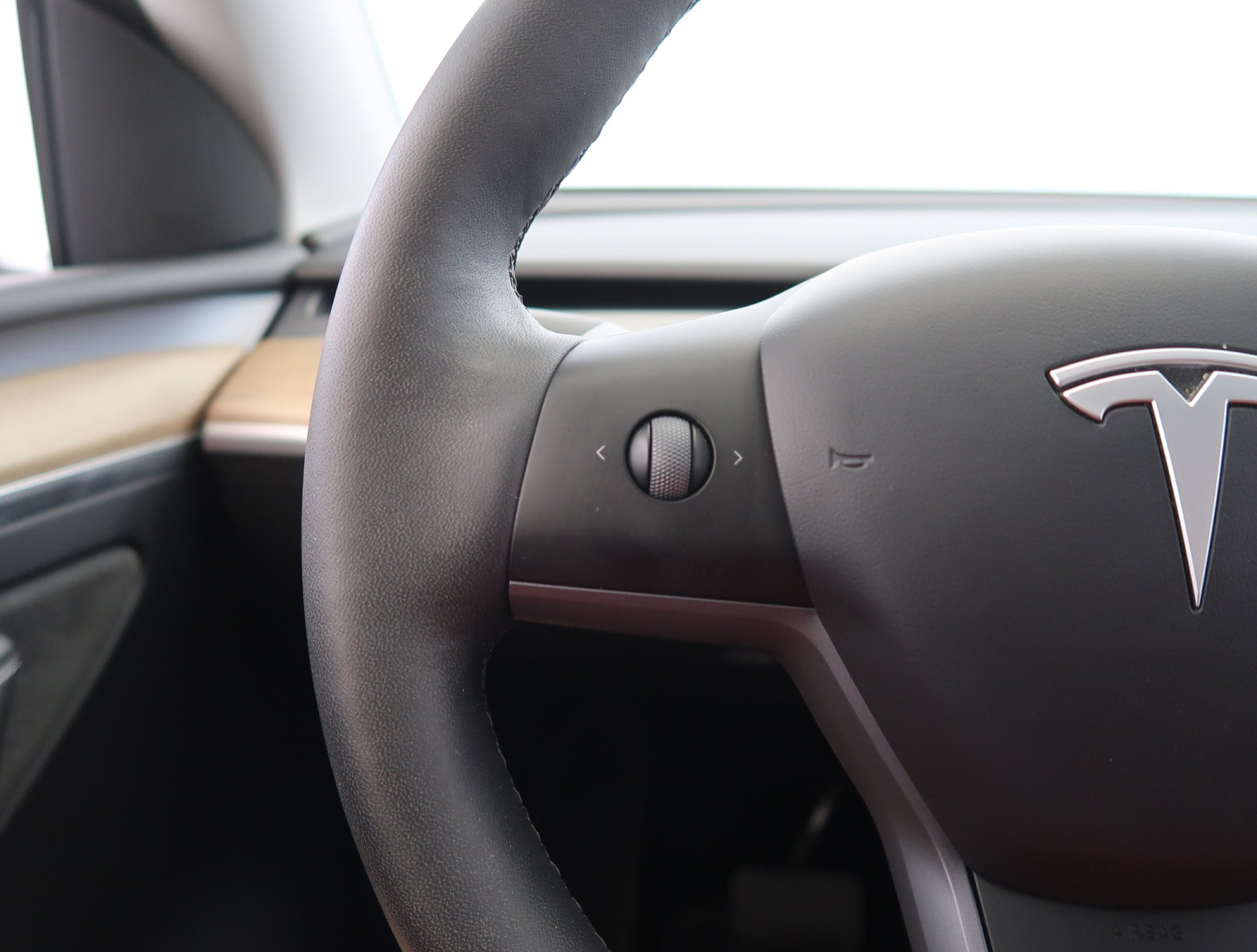 Tesla Model Y Long Range AWD – fotografie 21