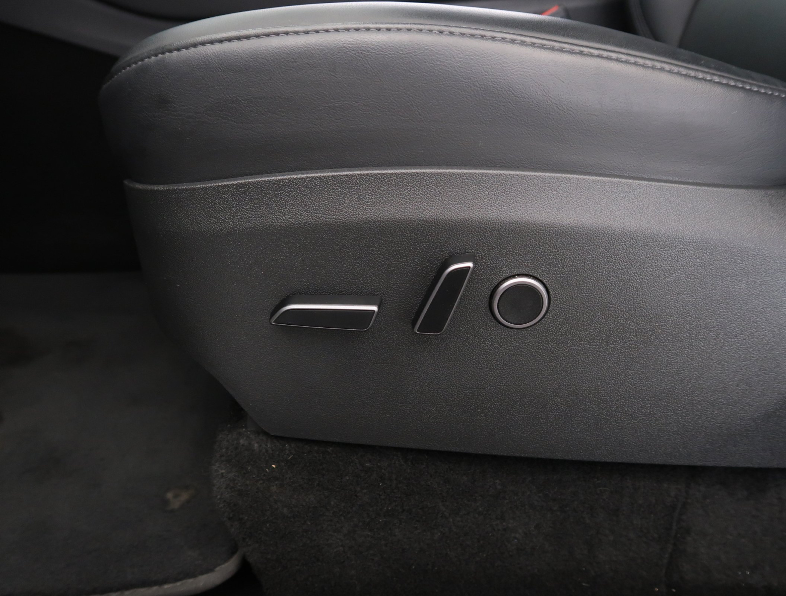 Tesla Model Y Long Range AWD – fotografie 28