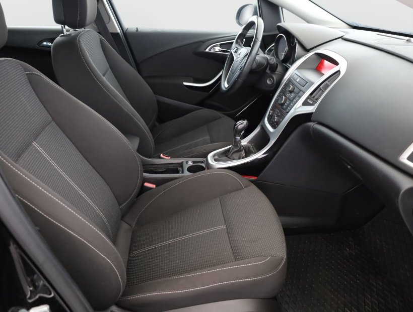 Opel Astra, 2011
