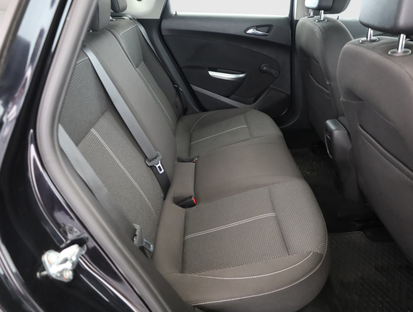 Opel Astra, 2011