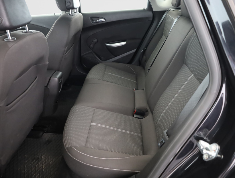 Opel Astra, 2011