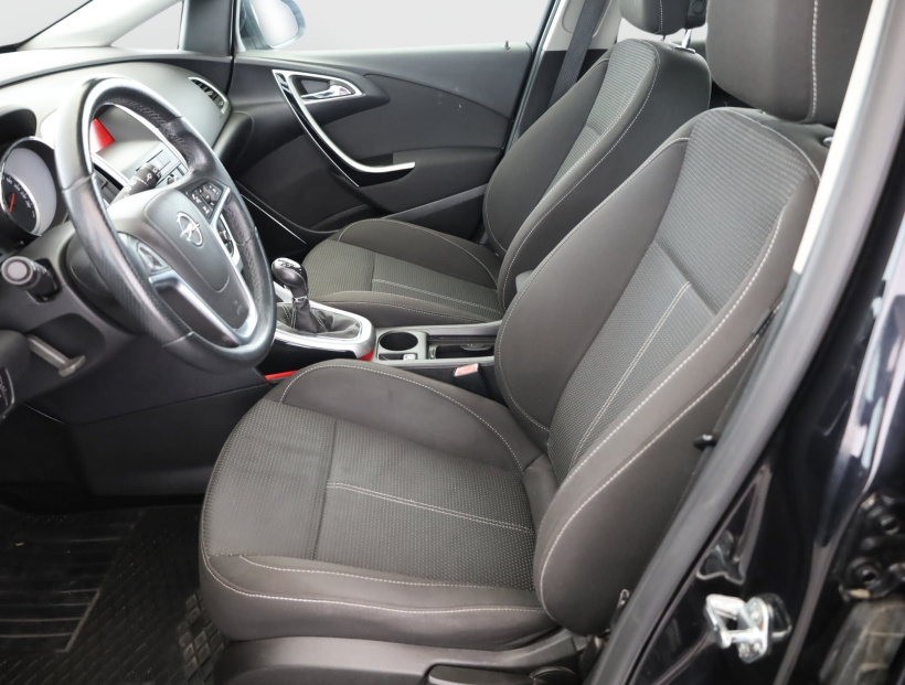 Opel Astra, 2011