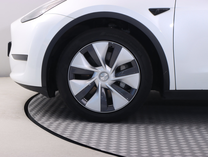 Tesla Model Y, 2024