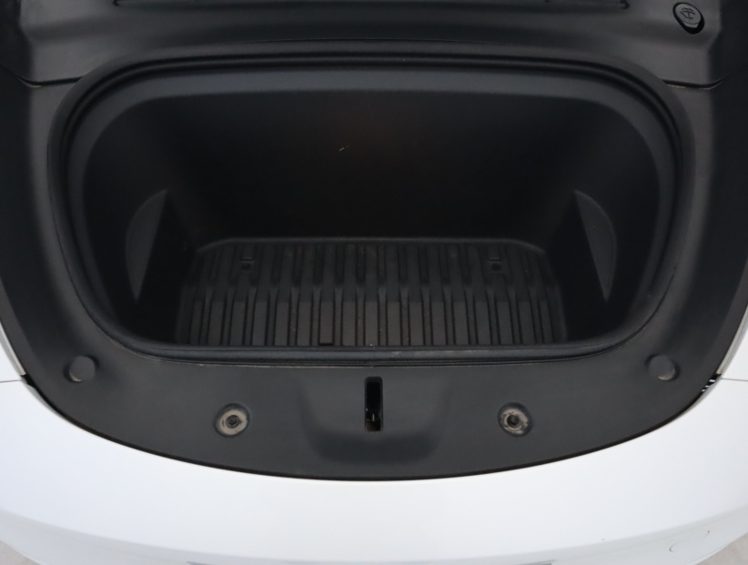 Tesla Model Y, 2024
