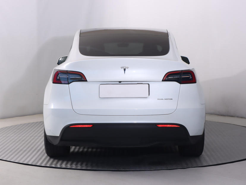 Tesla Model Y, 2024
