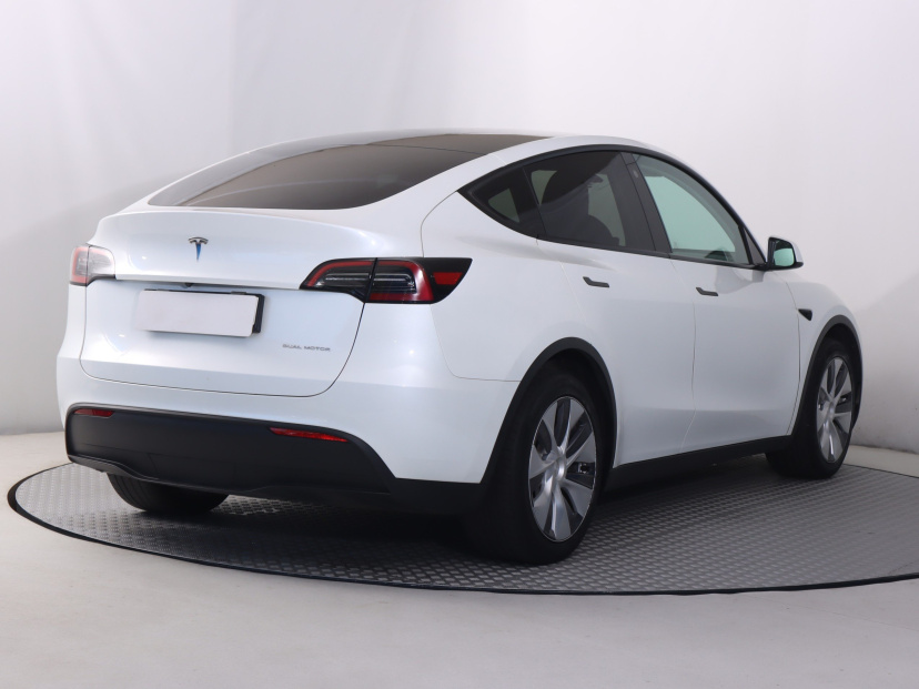 Tesla Model Y, 2024