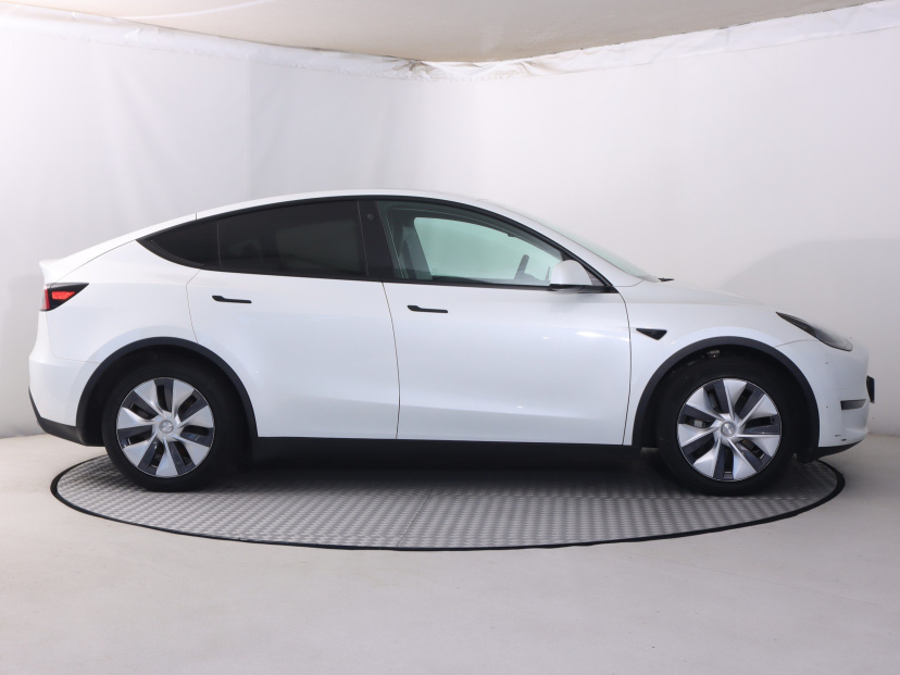 Tesla Model Y, 2024
