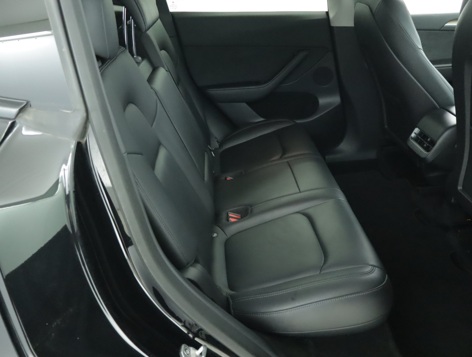 Tesla Model Y Long Range AWD – fotografie 13