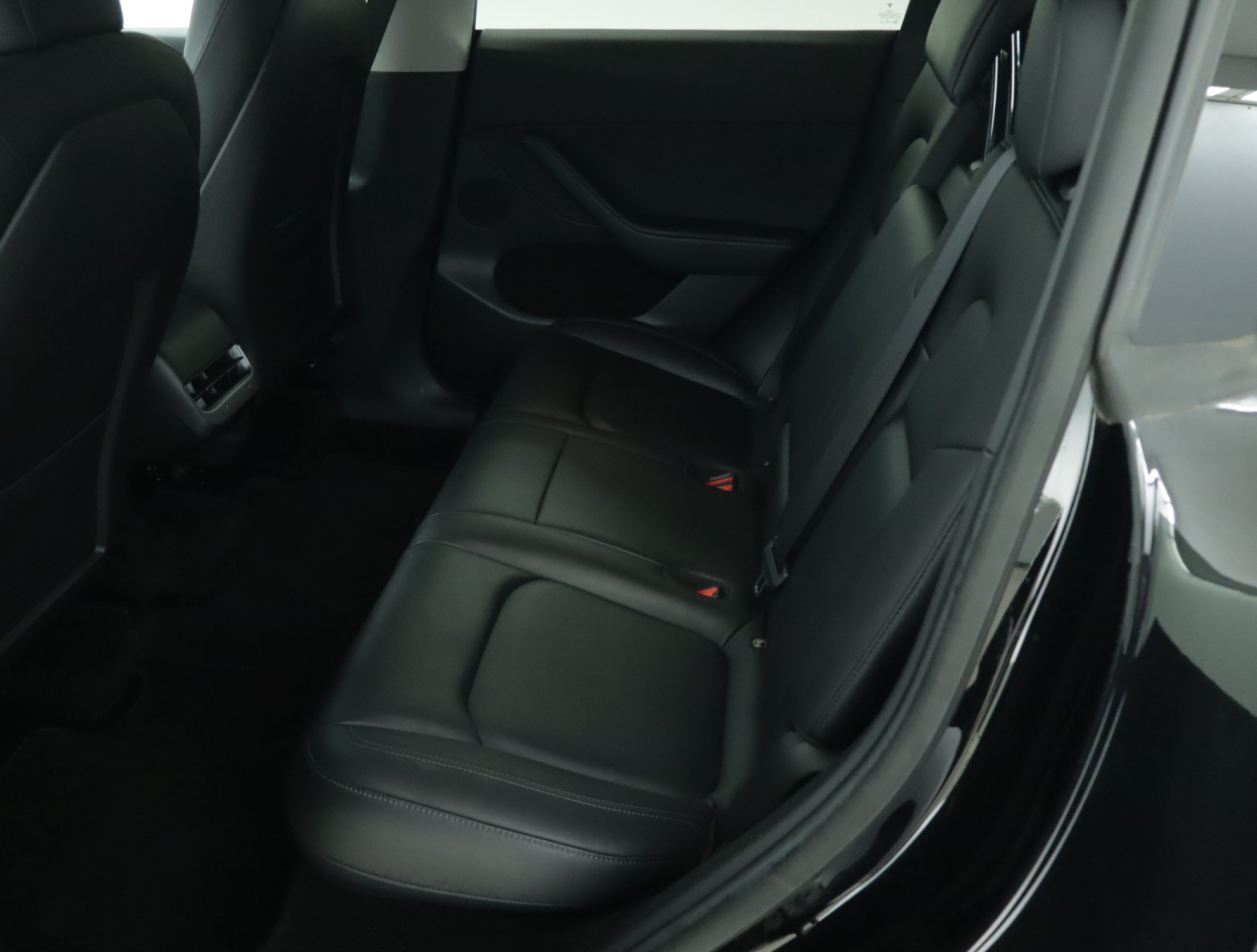 Tesla Model Y Long Range AWD – fotografie 15