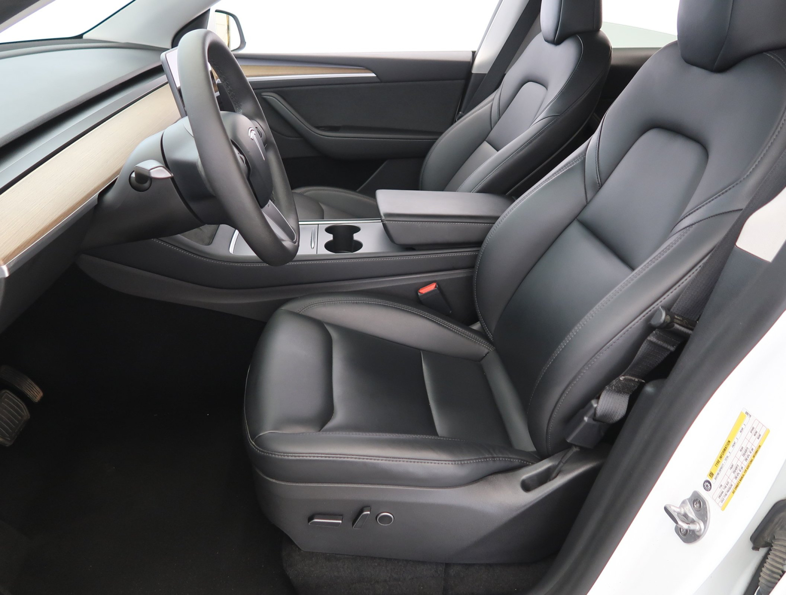Tesla Model Y Long Range AWD – fotografie 16