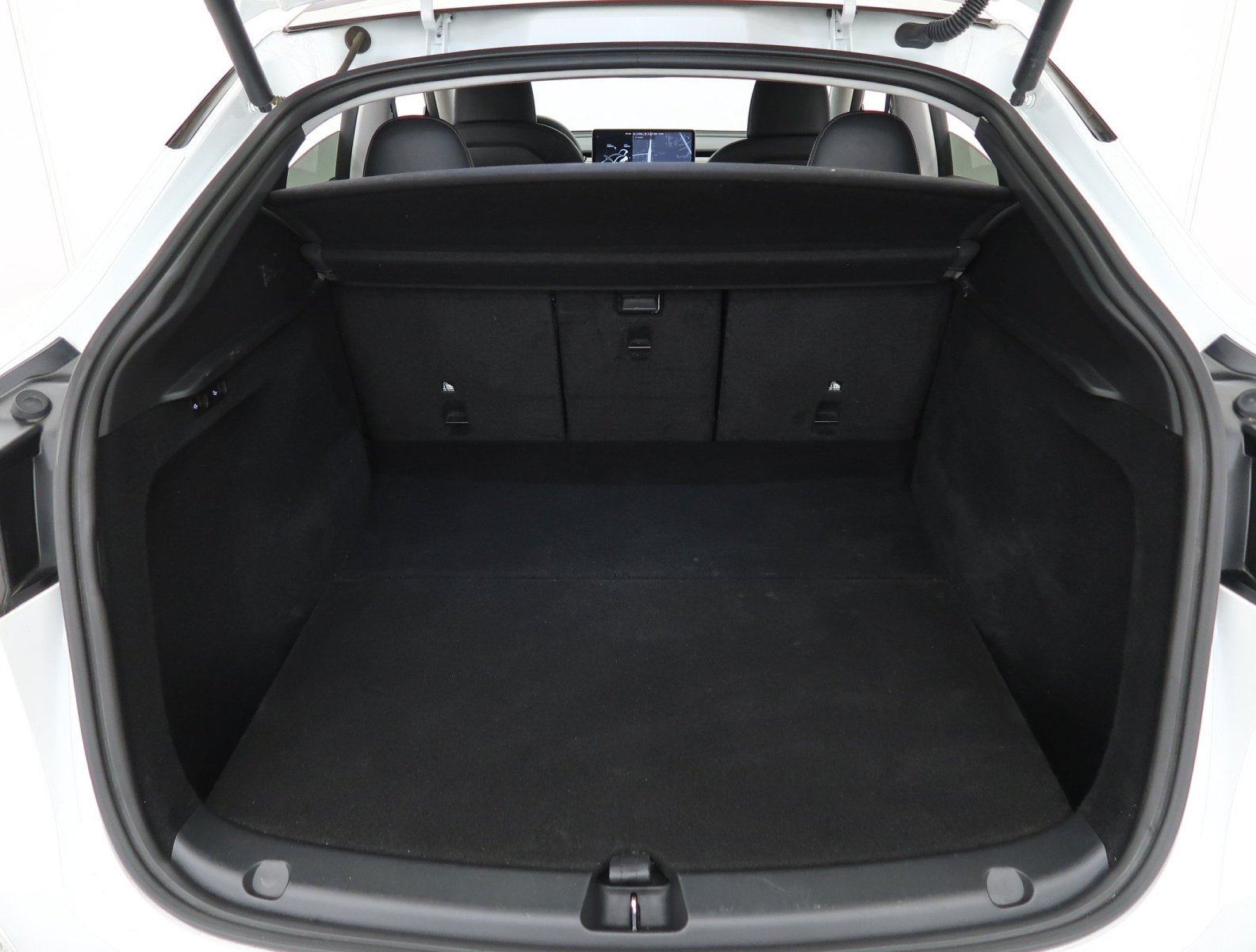 Tesla Model Y Long Range AWD – fotografie 19