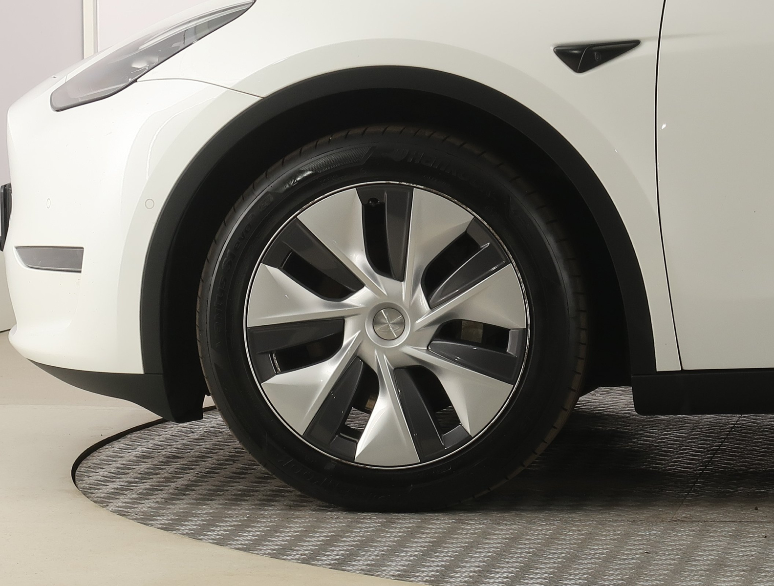 Tesla Model Y Long Range AWD – fotografie 20