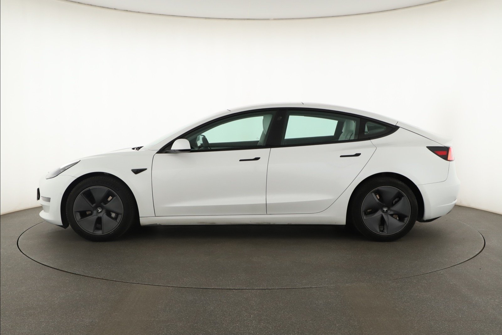 Tesla Model 3 Long Range AWD – fotografie 4