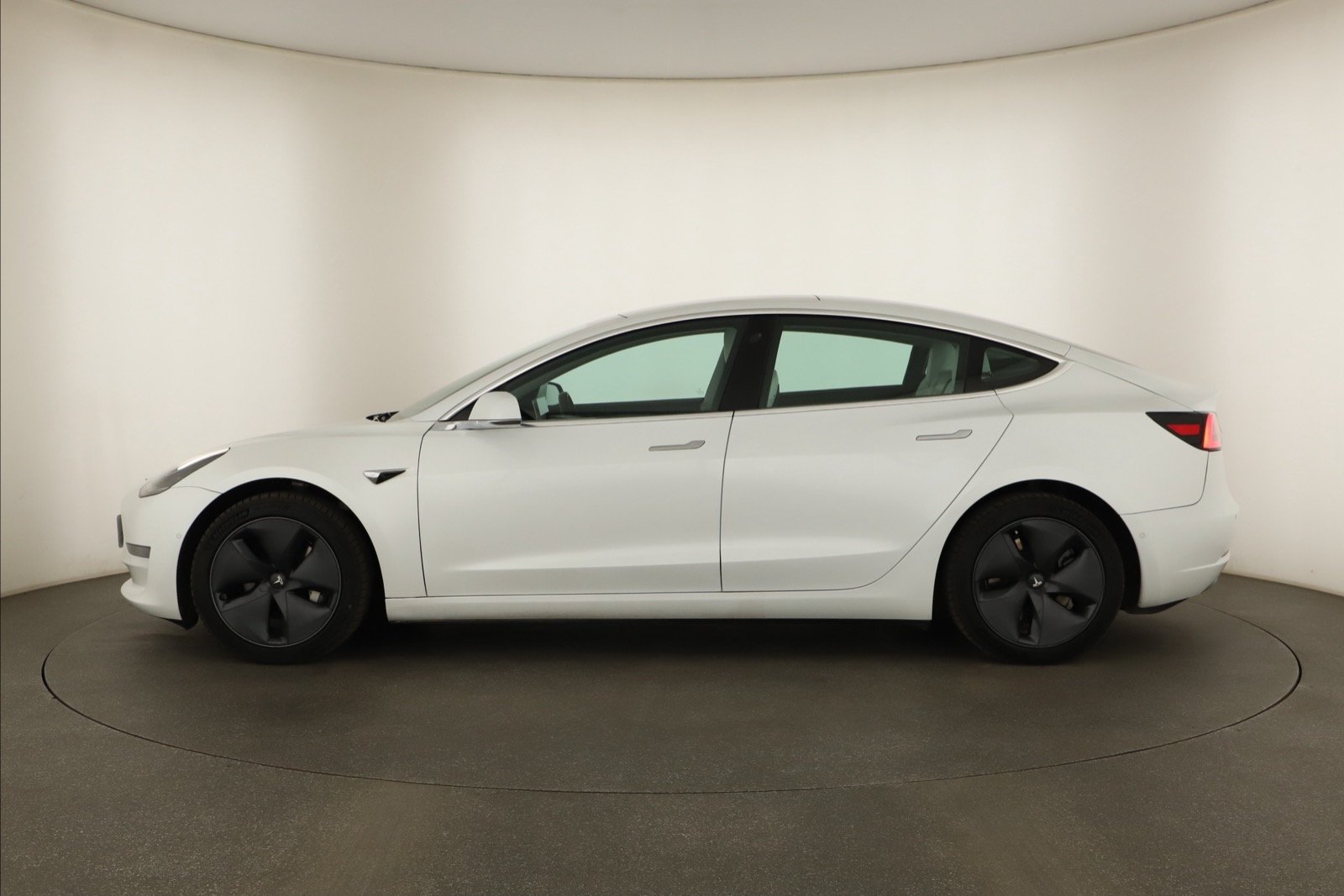 Tesla Model 3 Long Range AWD – fotografie 4