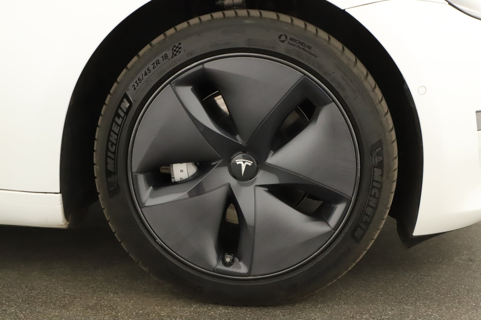 Tesla Model 3 Long Range AWD – fotografie 25