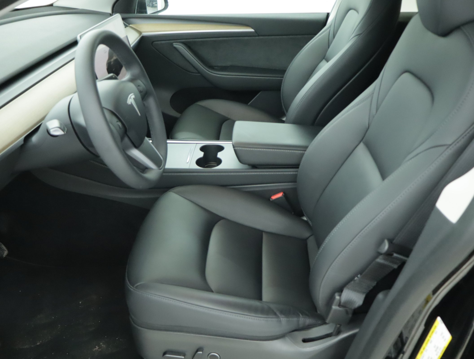 Tesla Model Y Long Range AWD – fotografie 16