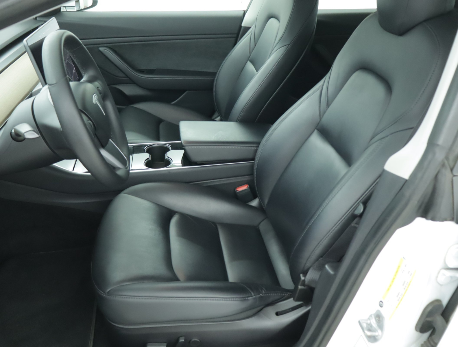 Tesla Model 3 Long Range AWD – fotografie 16