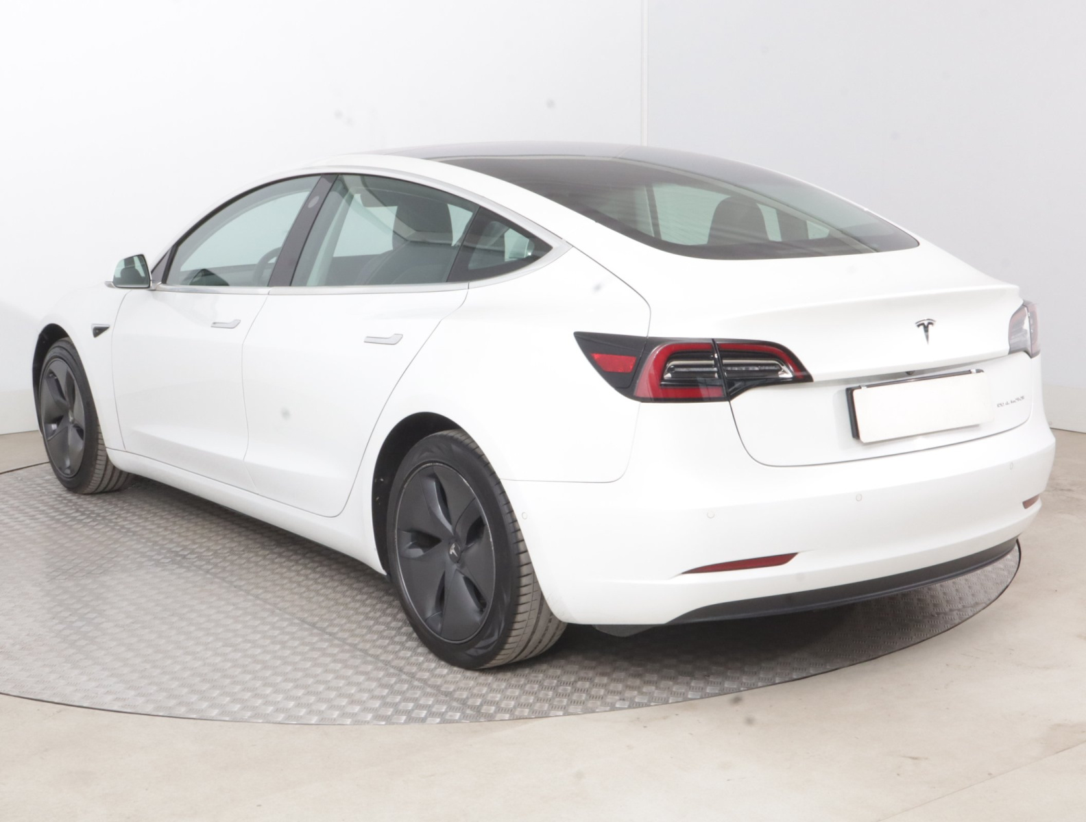 Tesla Model 3 Long Range AWD – fotografie 5
