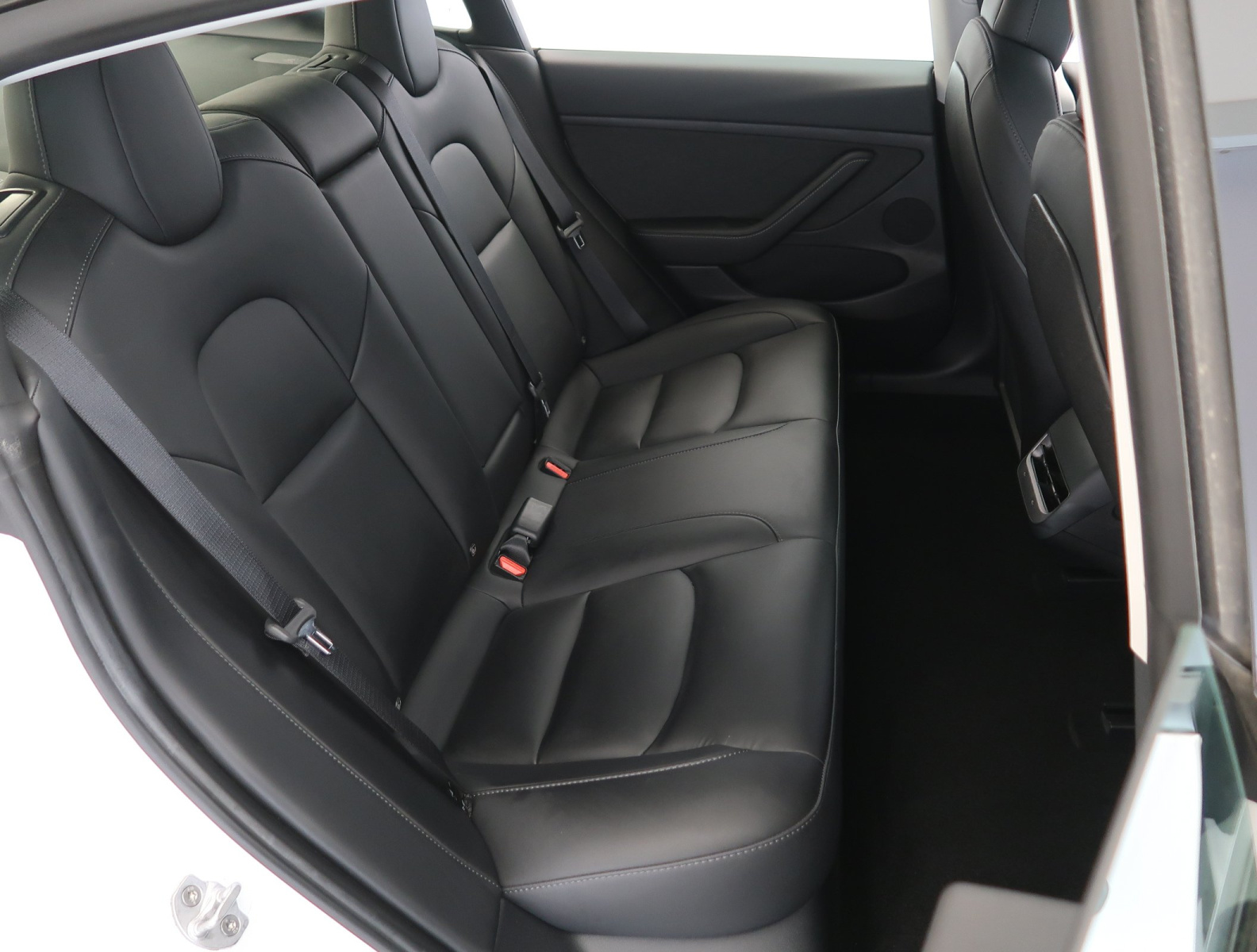 Tesla Model 3 Long Range AWD – fotografie 13