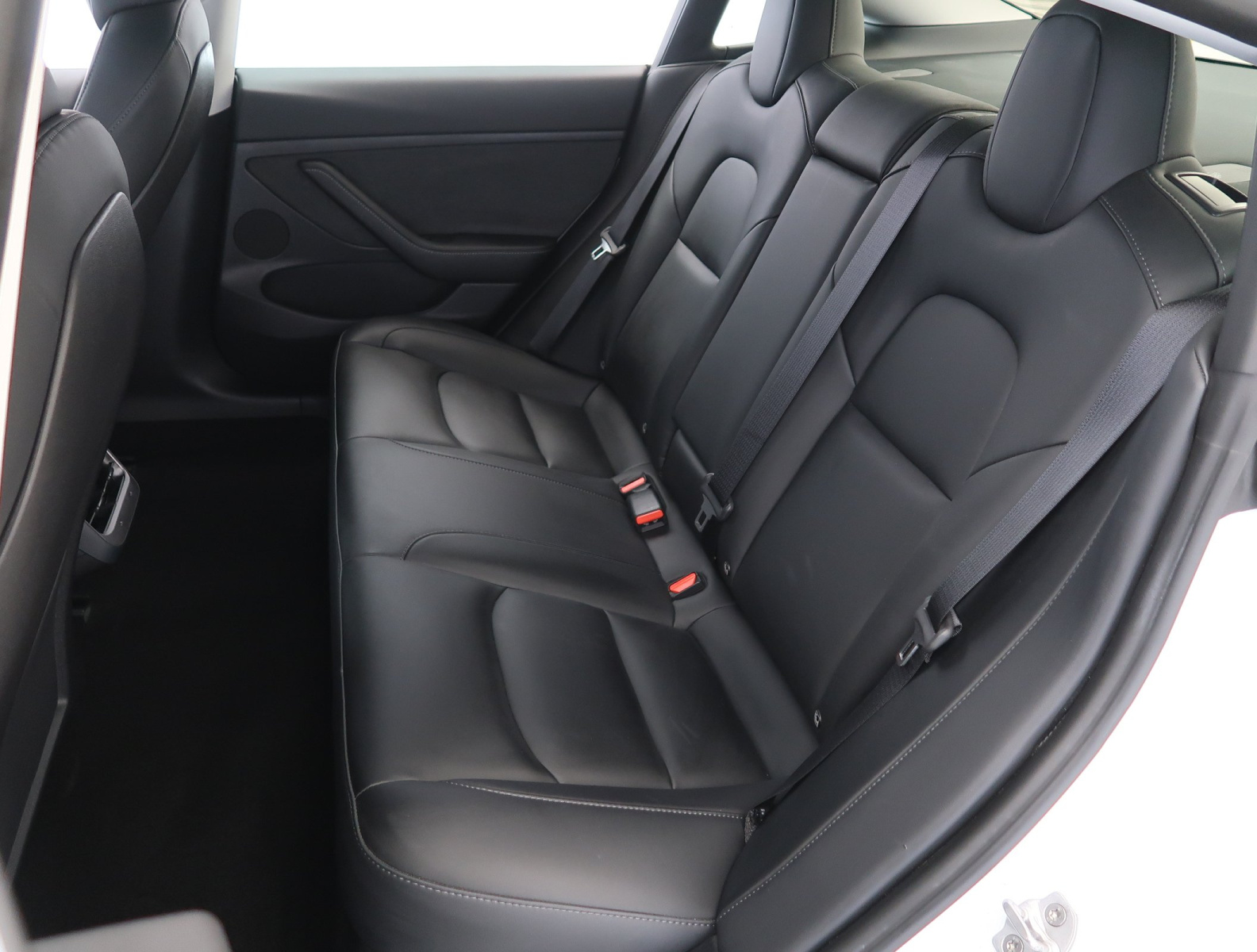 Tesla Model 3 Long Range AWD – fotografie 15