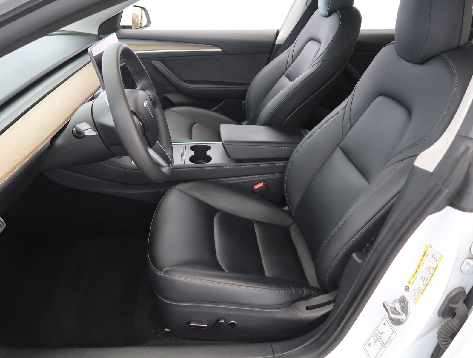 Tesla Model 3 Long Range AWD – fotografie 16