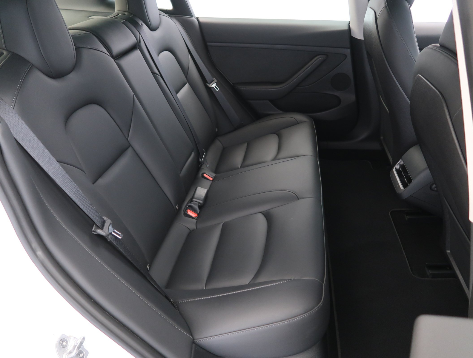 Tesla Model 3 Standard Range Plus – fotografie 13