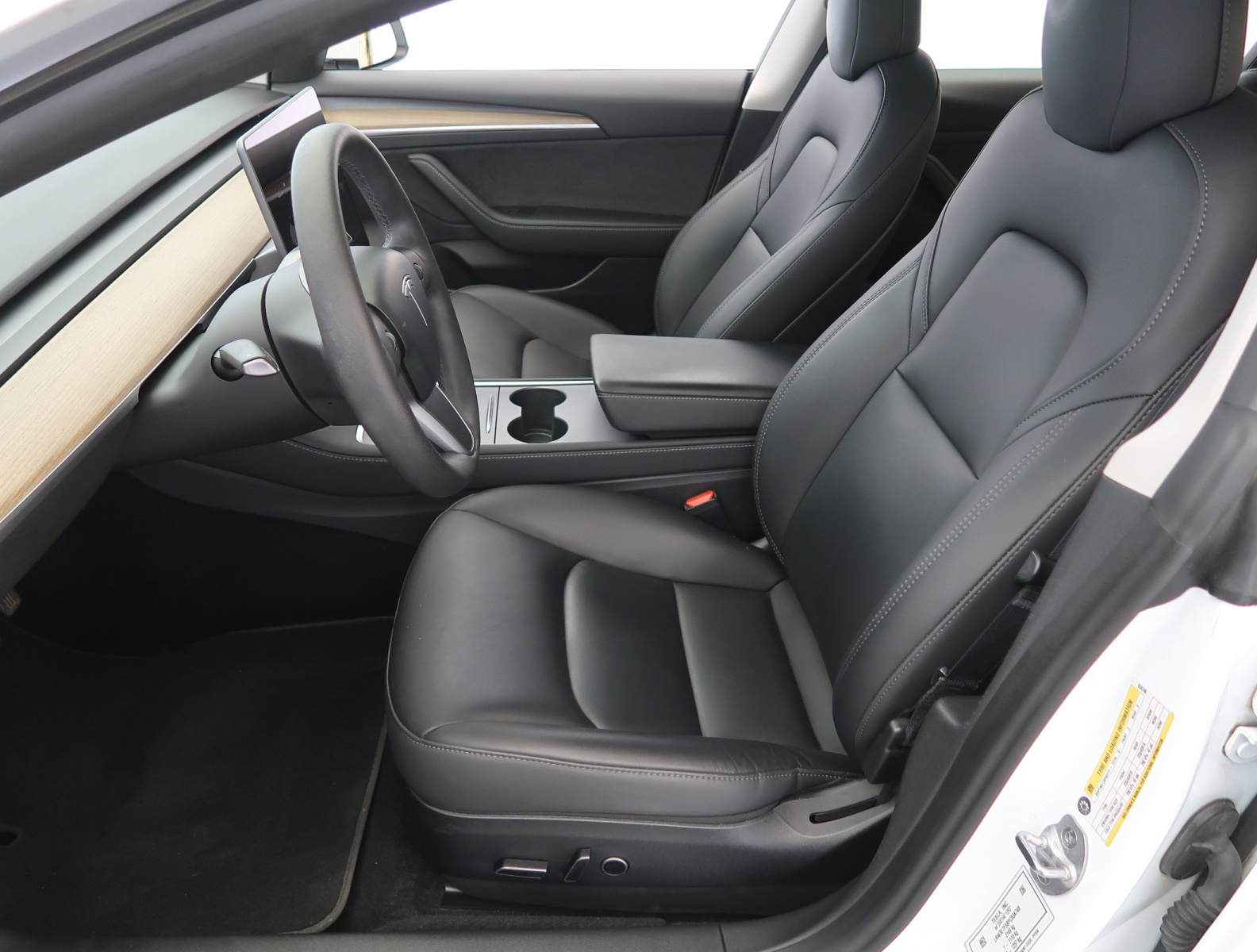 Tesla Model 3 Standard Range Plus – fotografie 16
