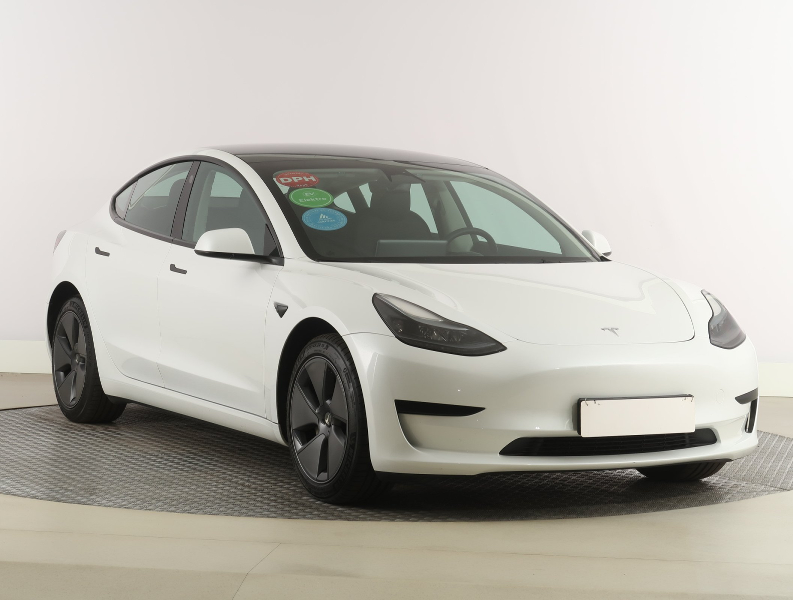 Tesla Model 3 Standard Range Plus – fotografie 1