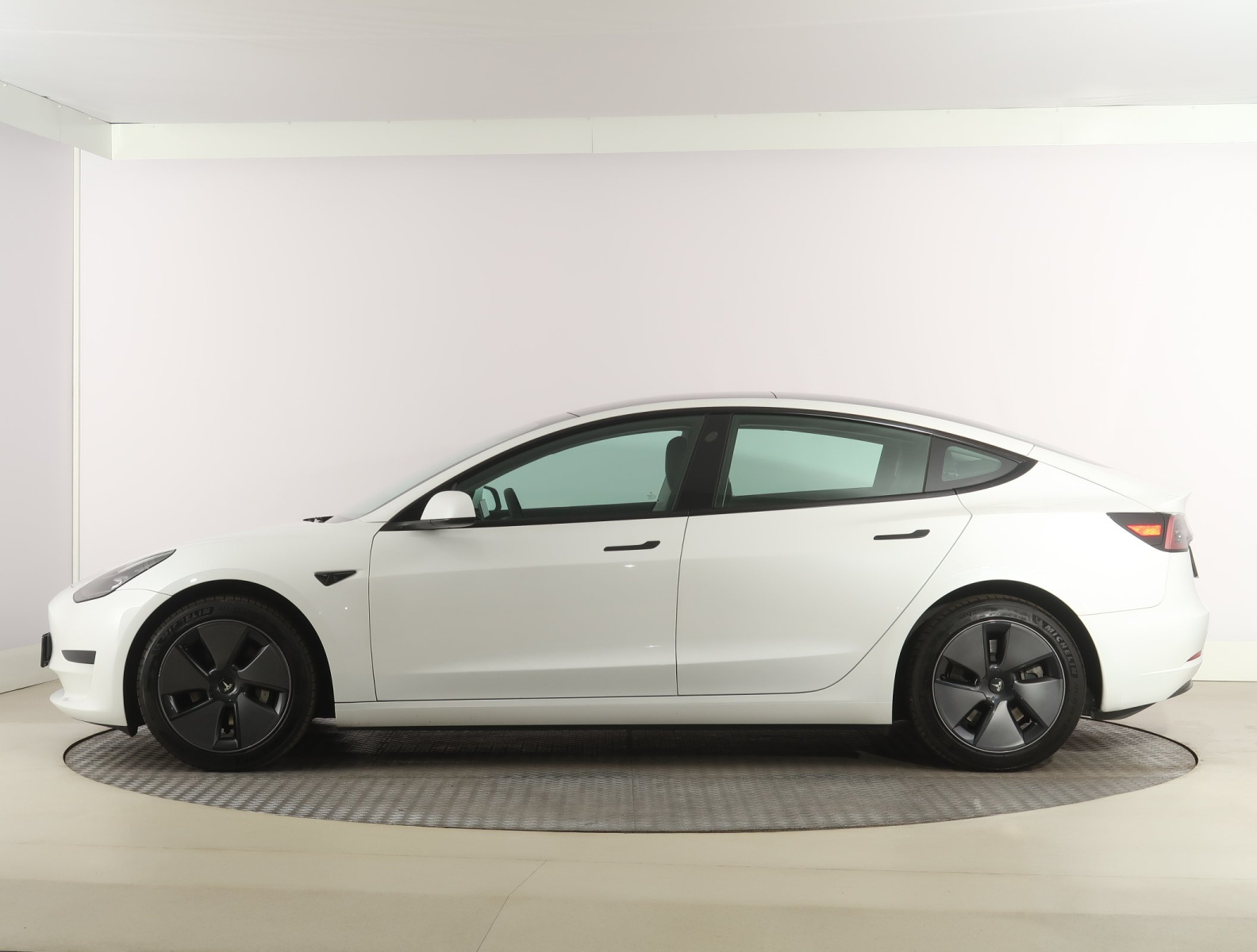 Tesla Model 3 Standard Range Plus – fotografie 4