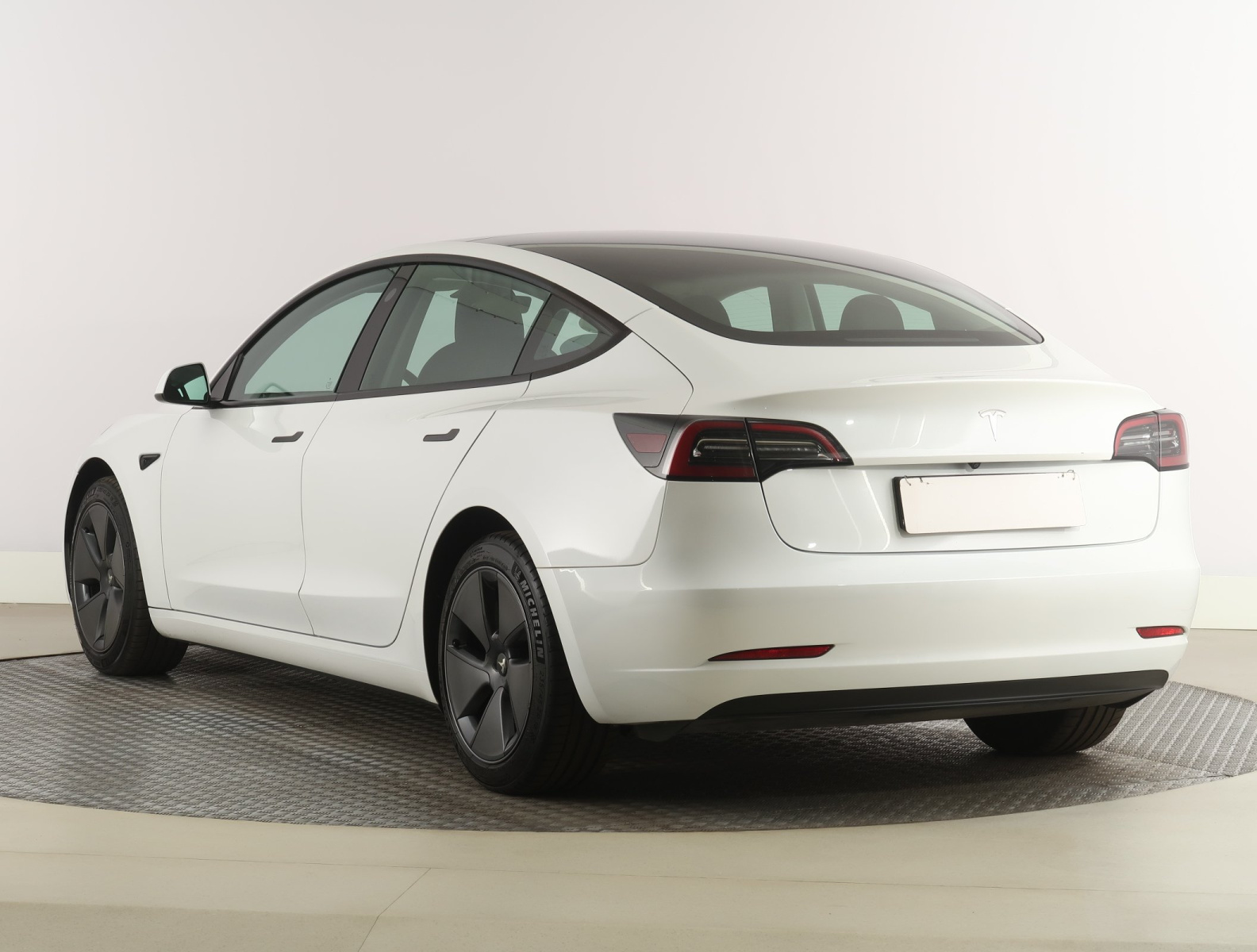 Tesla Model 3 Standard Range Plus – fotografie 5