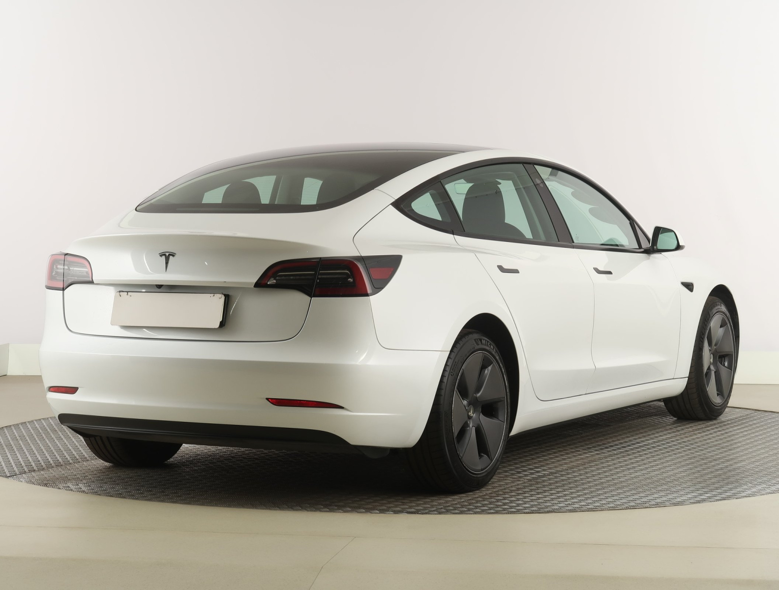 Tesla Model 3 Standard Range Plus – fotografie 7