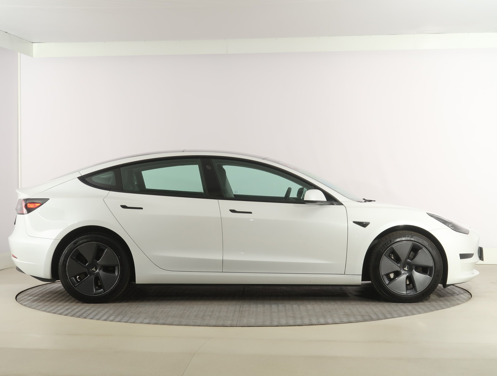 Tesla Model 3 Standard Range Plus – fotografie 8