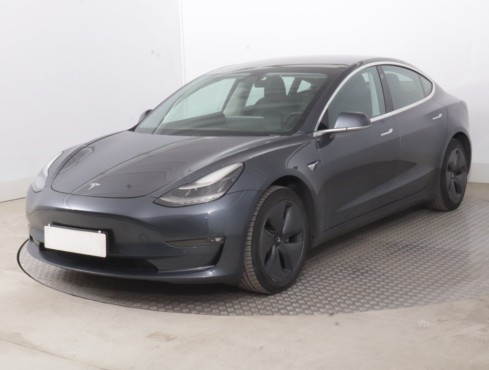 Tesla Model 3 Long Range AWD – fotografie 3