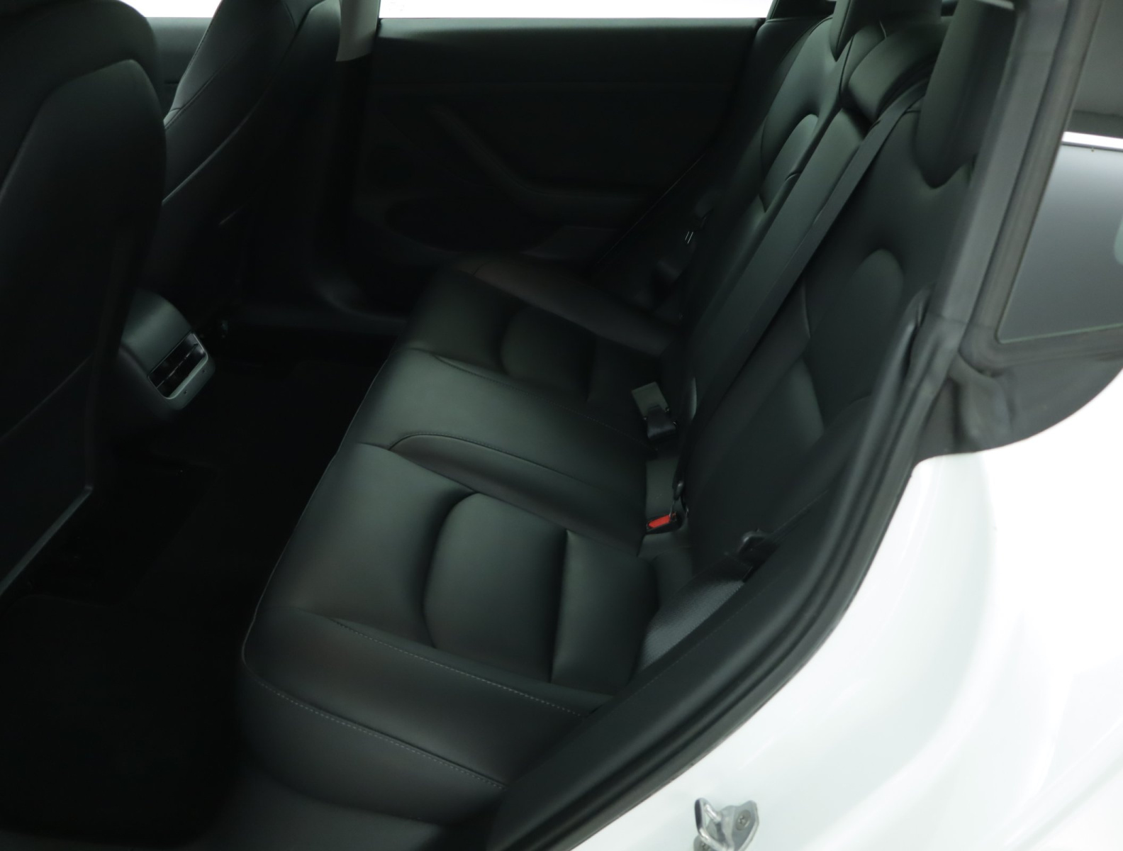 Tesla Model 3 Long Range AWD – fotografie 15
