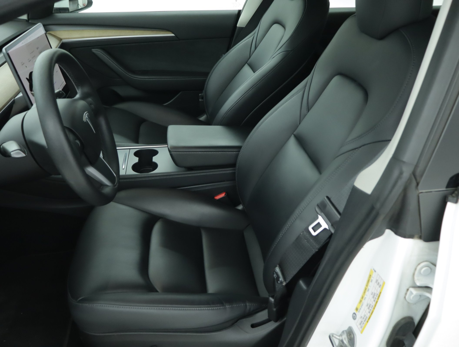 Tesla Model 3 Long Range AWD – fotografie 16