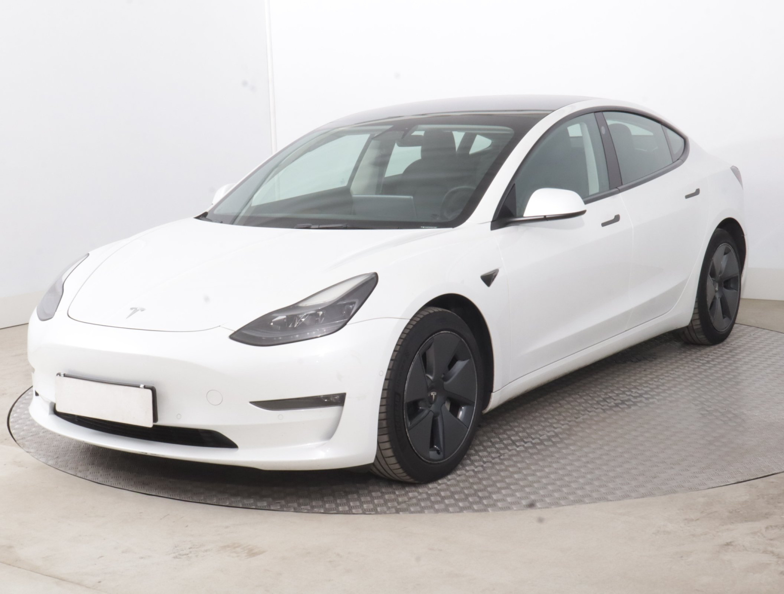 Tesla Model 3 Long Range AWD – fotografie 3