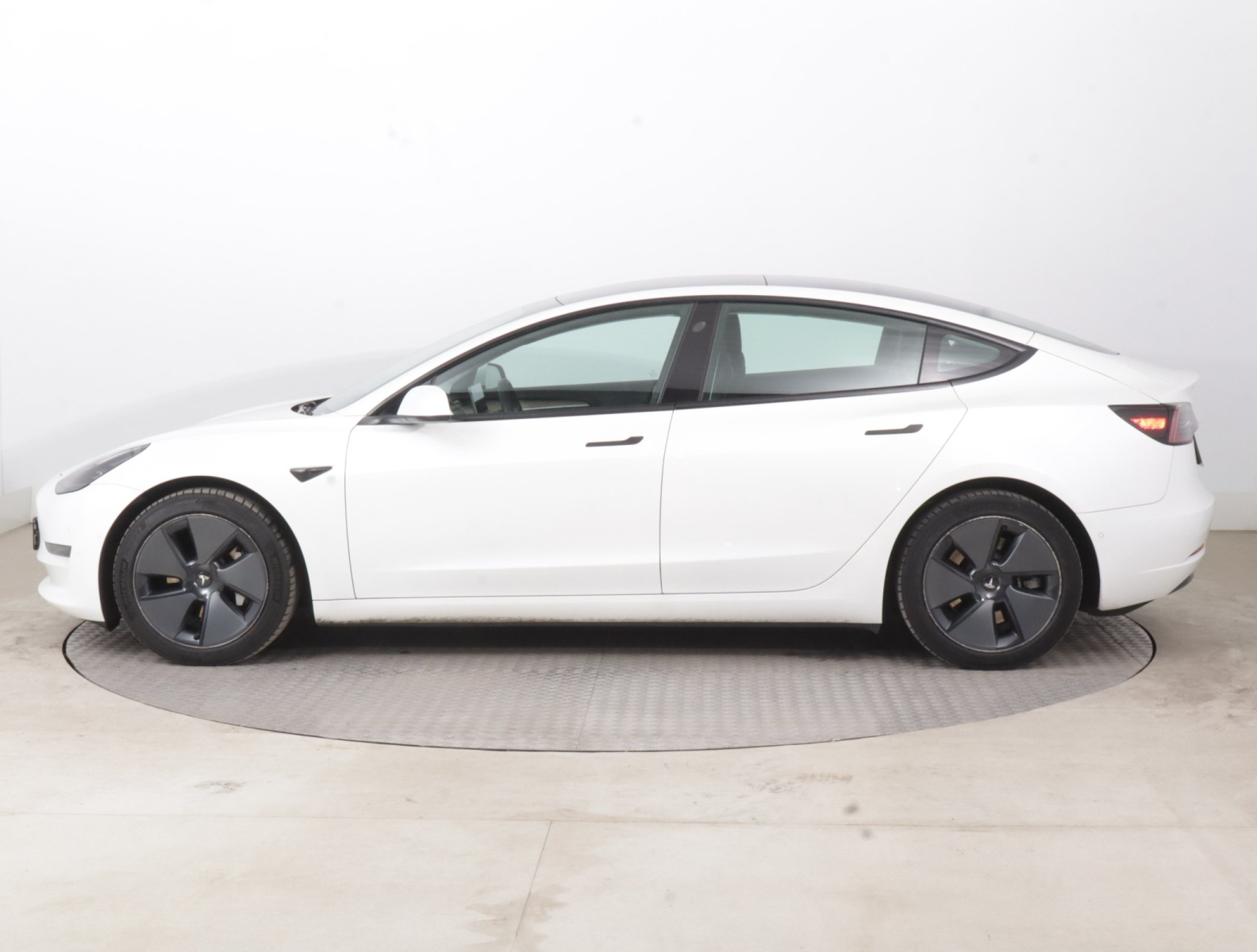Tesla Model 3 Long Range AWD – fotografie 4