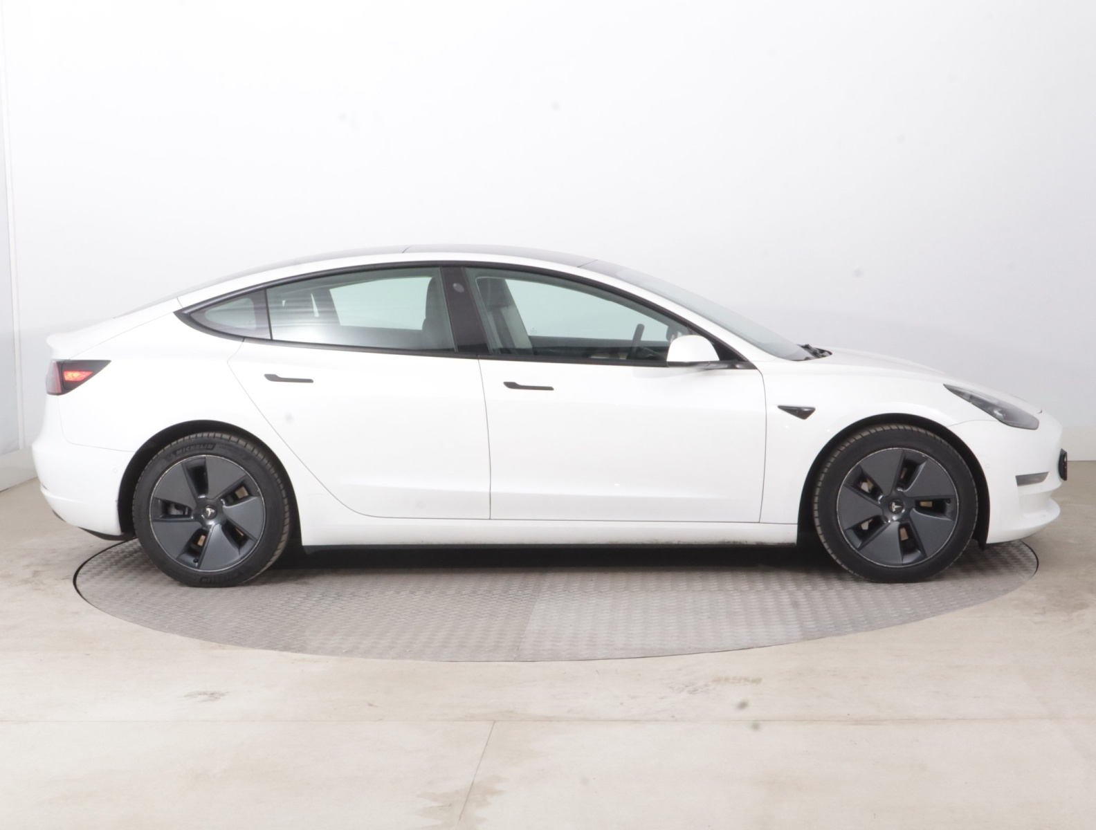Tesla Model 3 Long Range AWD – fotografie 8